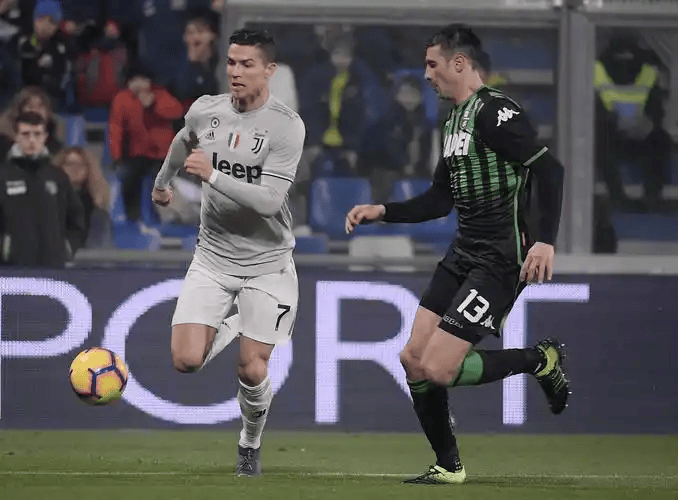 意甲焦点战：萨索洛残阵硬撼尤文图斯，豪门能否延续强势？